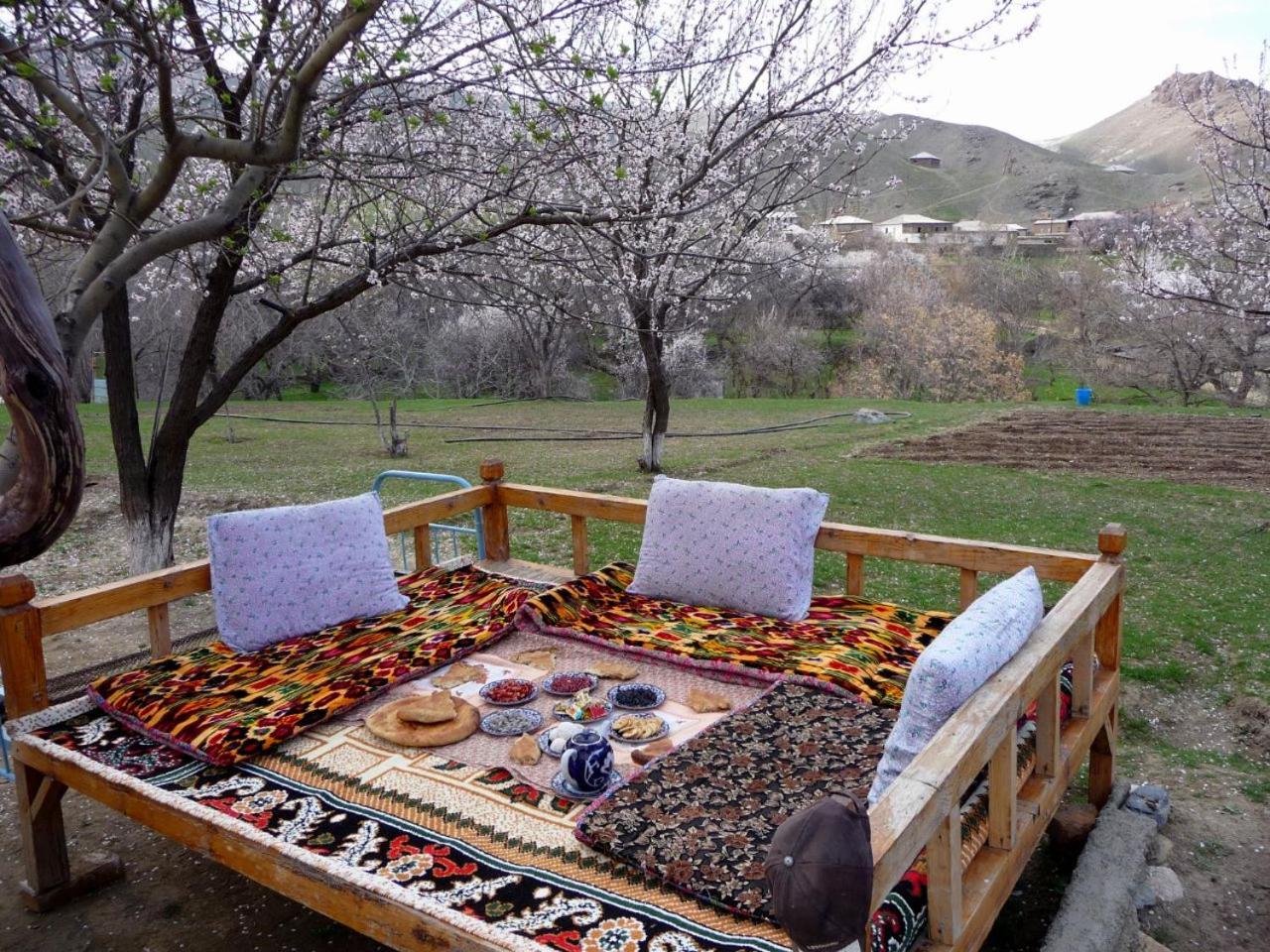 Hayat Guesthouse Nuratau Mountain Yukary-Ukhum Экстерьер фото